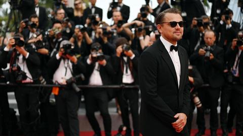 Leonardo DiCaprio posiert auf dem Roten Teppich vor Fotografen.