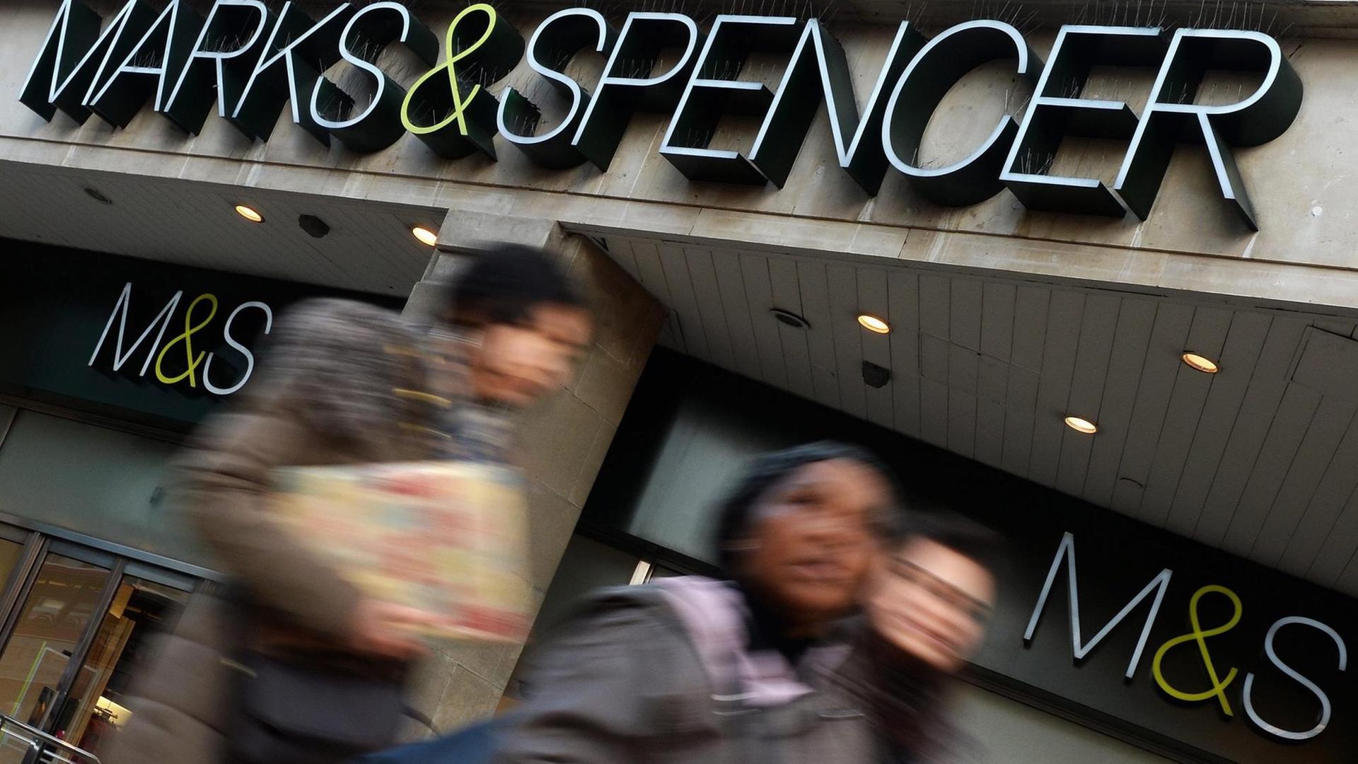 Fußgänger vor einer Filiale des britischen Einzelhändlers Marks and Spencer