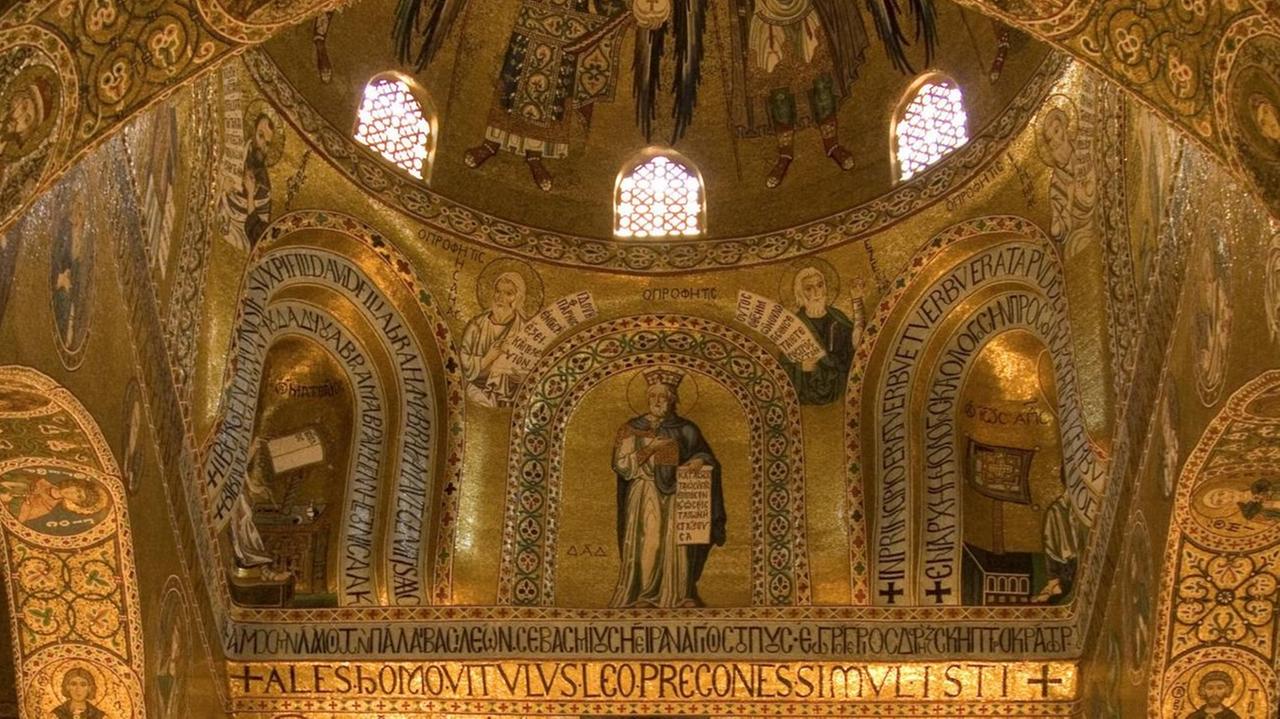 Blick auf die Goldmosaike der Kirche.