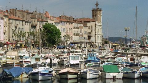 Blick auf den Bootshafen der südfranzösischen Hafenstadt La Ciotat in der Provence. Rechts im Bild der Rathausturm. Aufnahme von 2001. | Verwendung weltweit
