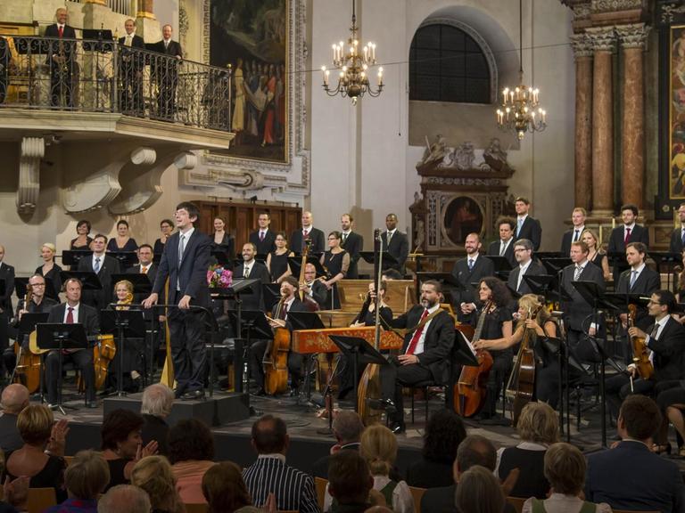 Musiker und Zuhörer bei einem Konzert der Salzburger Festspiele 2016 im barocken Dom der Stadt