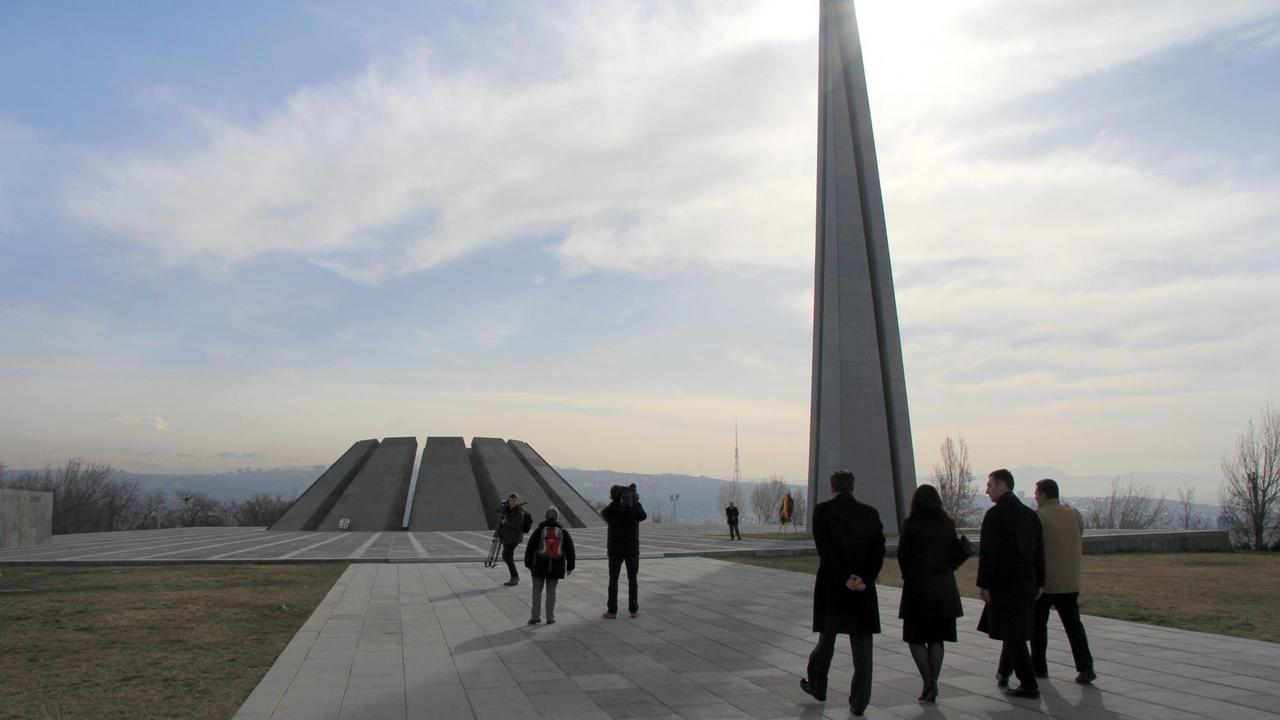 Besucher in der Genozid-Gedenkstätte in Eriwan (Armenien).