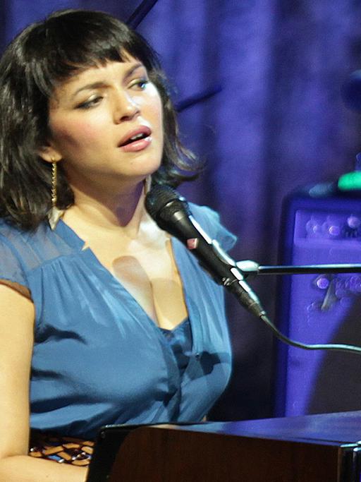 Norah Jones bei einem Konzert in Montevideo 2012.
