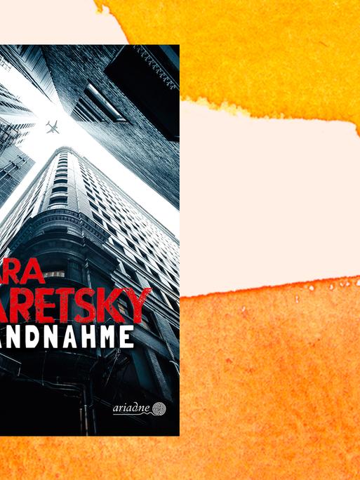 Cover des Buchs "Landnahme" von Sara Paretsky vor einem weiß-orangefarbenen Aquarell-Hintergrund