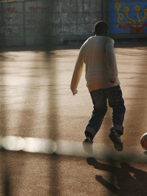 Kinder spielen Ball auf dem Schulhof einer Schule im Bezirk Kreuzberg in Berlin im März 2011. Mehr als 70 Prozent der Kinder hier haben einen Migrationshintergrund.