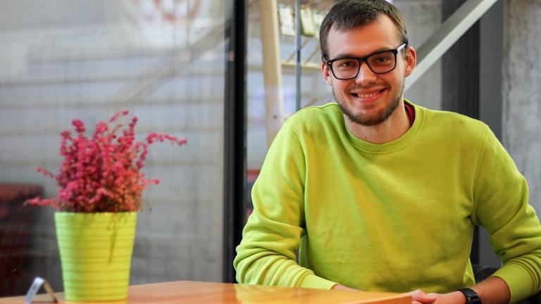 Simon, IT-Student am Narwa College, gibt ethnischen Russen in Narwa Unterricht in estnischer Sprache. Er befürchtet Rückschritte bei der Integration der russischsprachigen Minderheit unter der aktuellen Koalition
