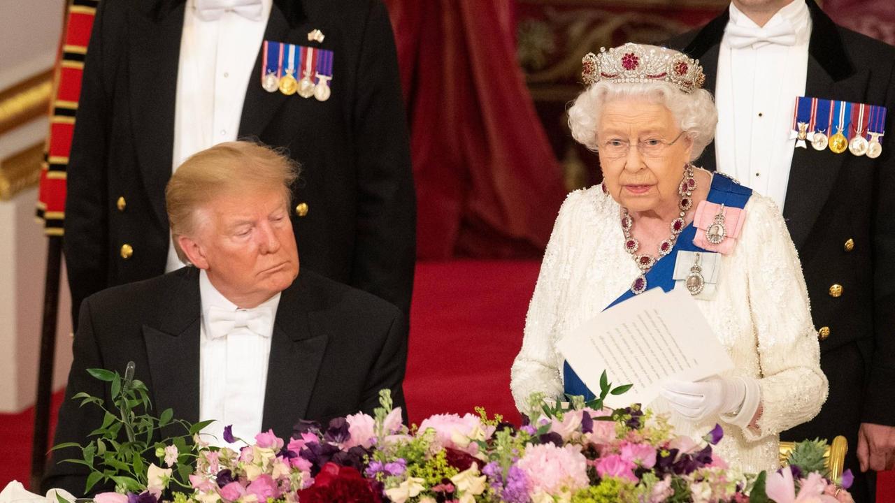 Mit geschlossenenen Augen hört US-Präsident Donald Trump im schwarzen Frack und weißen Hemd der Rede der englischen Königin beim Staatsbankett im Buckingham Palace zu. Auf dem Tisch ein Bouqet mit weißen, roten und fliederfarbenen Blumen.
