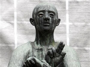 Eine von Fritz Fleer geschaffene Bronzestatue des Pastors Dietrich Bonhoeffer an der St. Petri-Kirche in Hamburg.