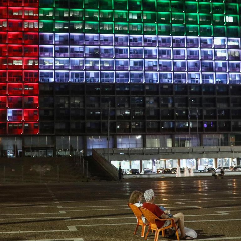Die beleuchteten Fenster eines Gebäudes ergeben die Farben der Nationalflagge der Vereinigten Arabischen Emirate, nach der historischen Vereinbarung zwischen den Vereinigten Arabischen Emiraten und Israel über die Aufnahme uneingeschränkter diplomatischer Beziehungen am 13.08.2020
