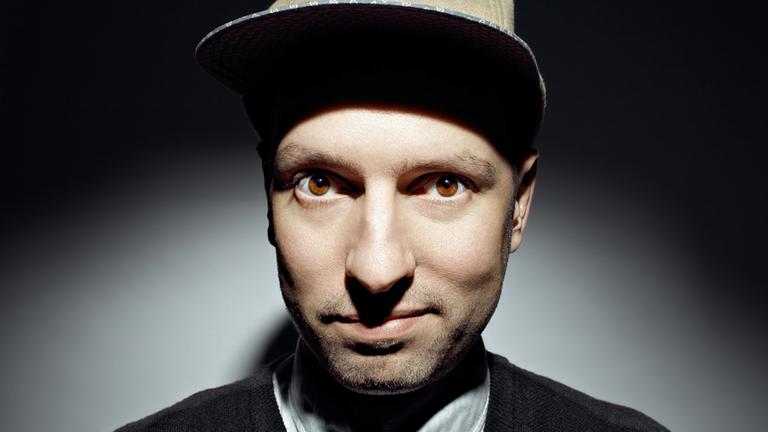 Der Techno-DJ und Musiker Stefan Goldmann ist der künstlerische Leiter des "f(t) festival: Zeitfunktion" 2018 am Berliner Radialsystem