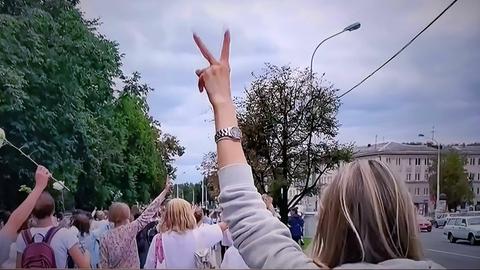 Screengrabs einer TV-Sendung über die Proteste in Belarus.