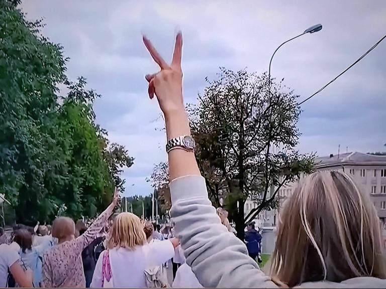 Screengrabs einer TV-Sendung über die Proteste in Belarus.