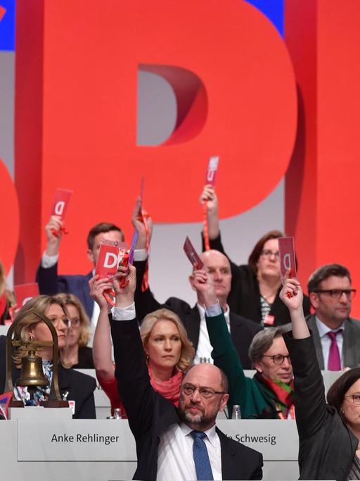 Der Parteivorstand mit dem Vorsitzenden Martin Schulz (vorne l) stimmen über einen Juso-Antrag ab.