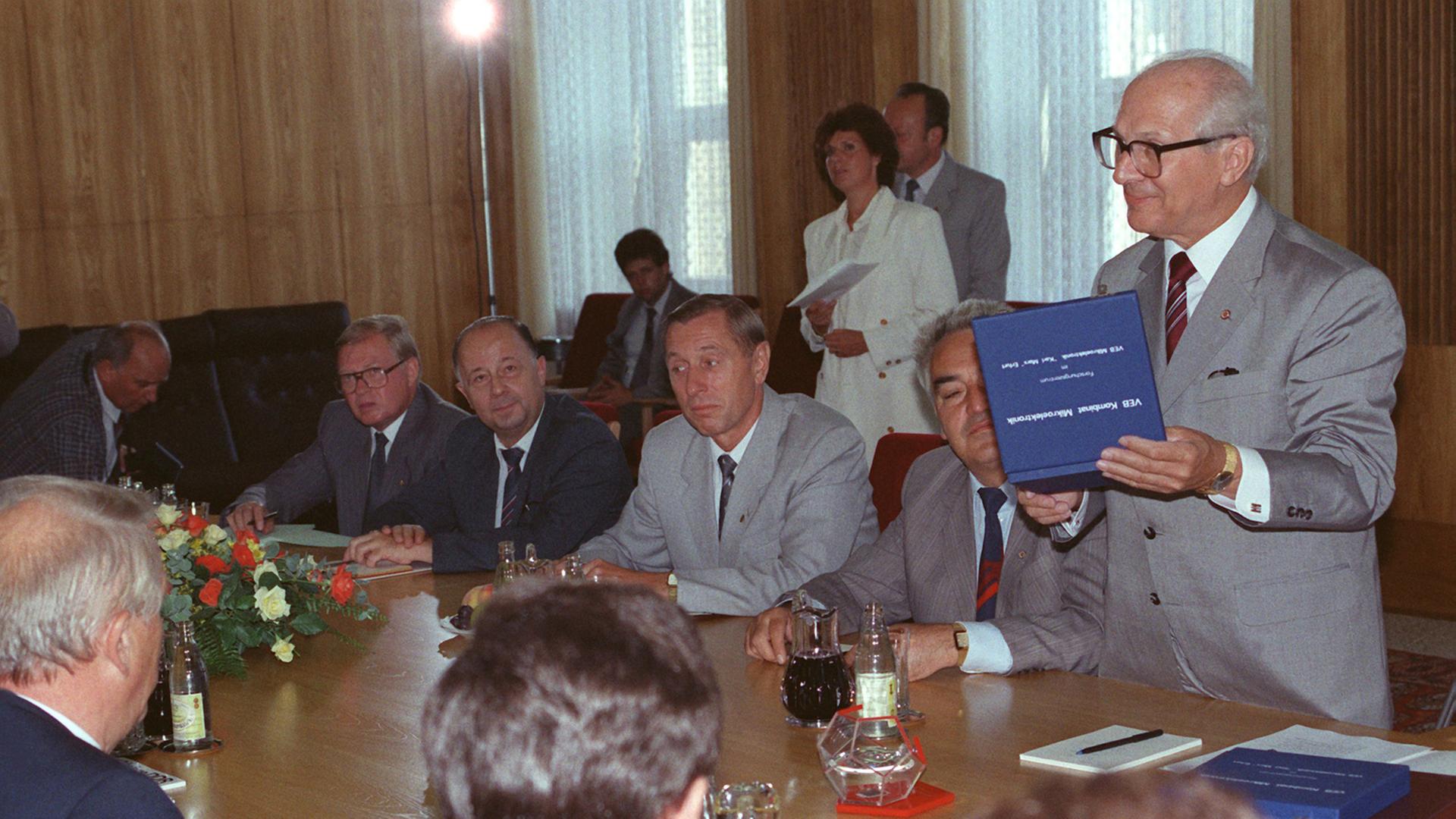 DDR-Mikroelektroniker übergaben den ersten in eigener Produktion gefertigten 32-bit-Mikroprozessor an Erich Honecker