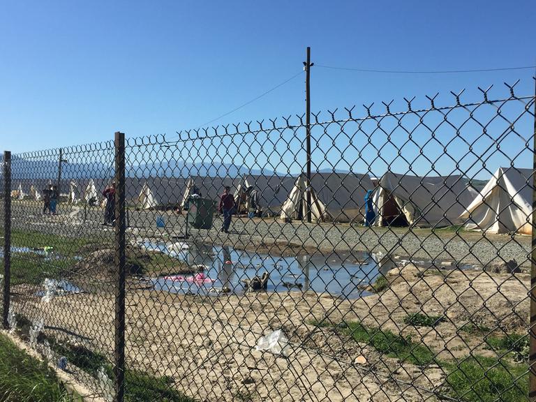 Offizielles griechisches Flüchtlingslager Nea Kavala in der Nähe der griechisch-mazedonischen Grenze: Hier ist die Jesidin Maha mit ihren zwei kleinen Söhnen untergekommen.