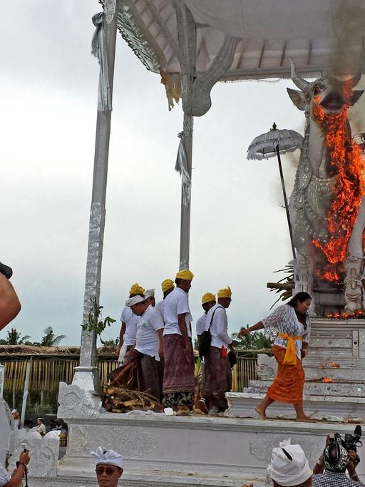 Die Feuerbestattung eines hohen balinesischen Brahmanenpriesters ist ein großes religiöses Ereignis, das Tausende Menschen anzieht.