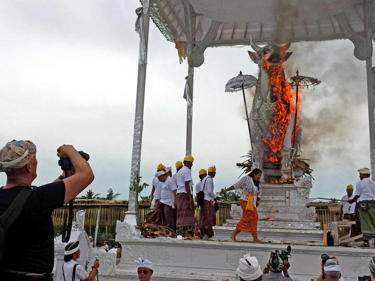 Die Feuerbestattung eines hohen balinesischen Brahmanenpriesters ist ein großes religiöses Ereignis, das Tausende Menschen anzieht.