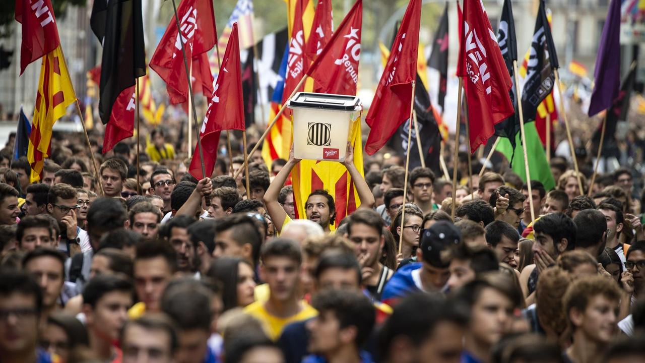 Unter dem Motto "Weder vergessen noch vergeben" marschieren Anhänger der Unabhängigkeit Kataloniens in Barcelona 