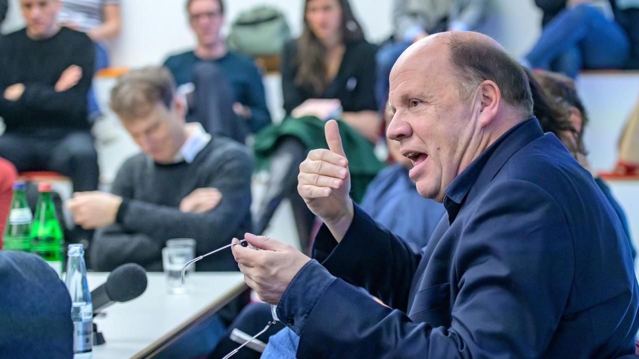 Stephan Lebert, Reporter bei "Die Zeit", spricht beim Reporter Workshop des Spiegel Verlags am 12.04.2019 zum Thema "Betrug an der Redaktion - wie damit umgehen?" auf dem Podium. 