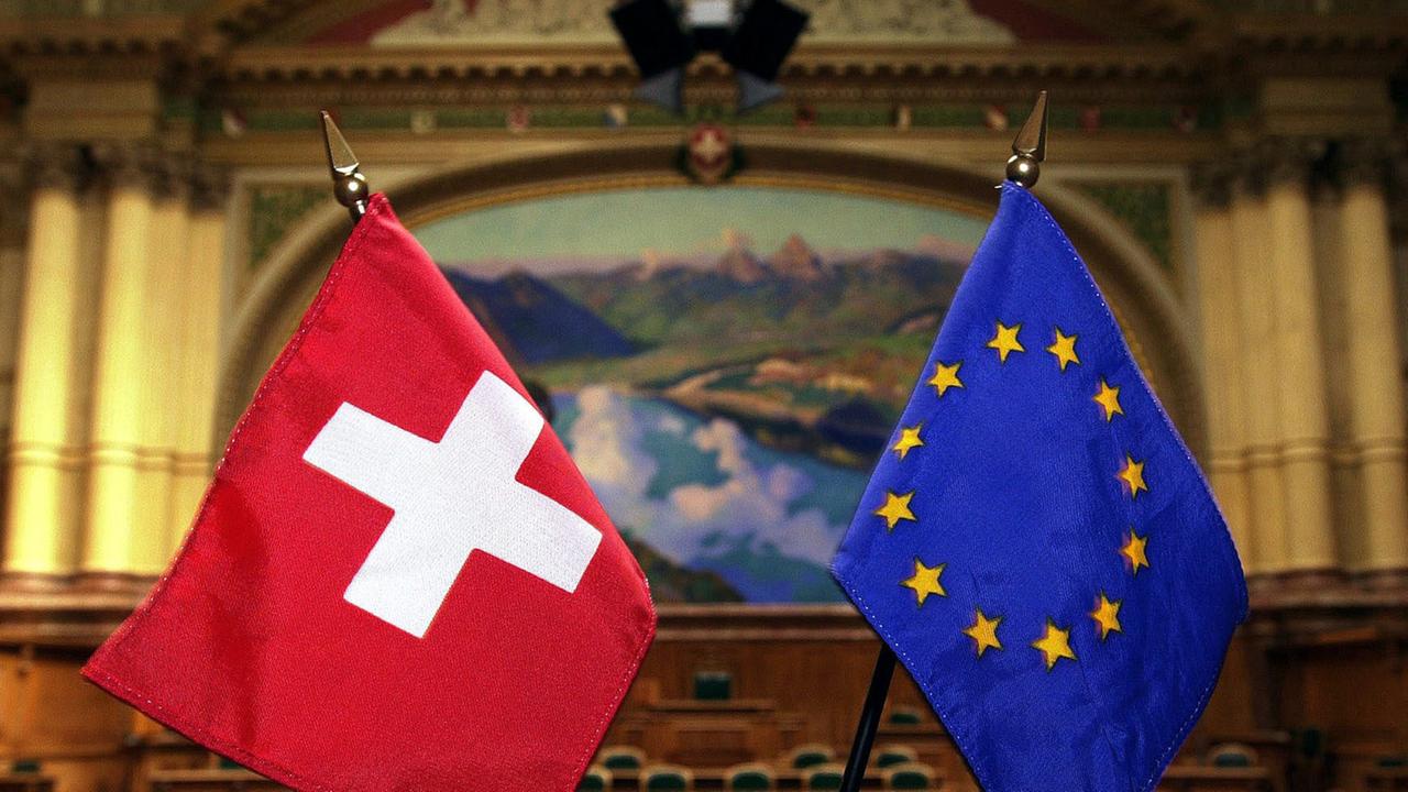 Fähnchen der EU und der Schweiz im Nationalratssaal in Bern