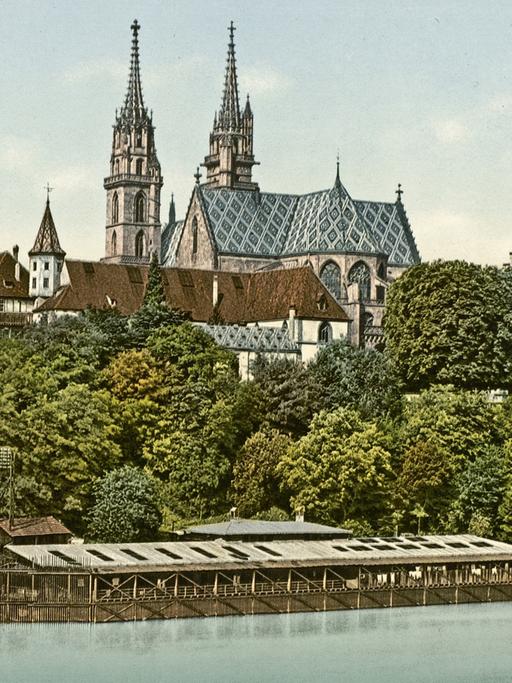 Die Badeanstalt Pfalzbadhysli am Rhein und das Münster in Basel in der Schweiz, aufgenommen um 1900.