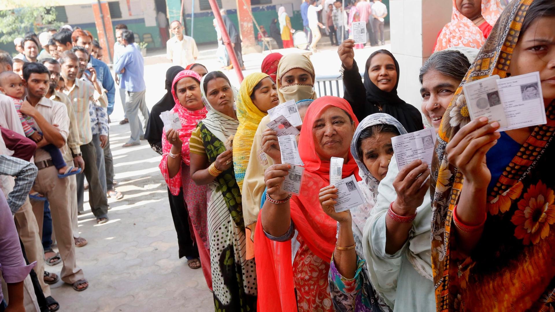 epa04161422 Indian voters queue up to cast their vote at a polling station in New Delhi, India, 10 April 2014. India's five-week parliamentary elections entered their third phase on 10 April with the national capital Delhi voting along with 14 states. Vot
