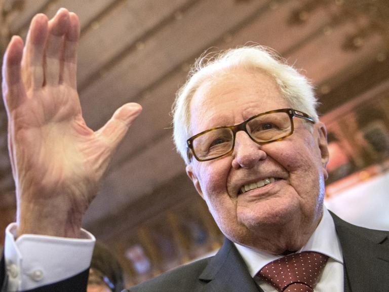 Der ehemalige SPD-Parteichef Hans-Jochen Vogel winkt am 04.02.2016 im alten Rathaus in München (Bayern) bei einem Festakt der Bayern-SPD zu seinen Ehren zum 90. Geburtstag.