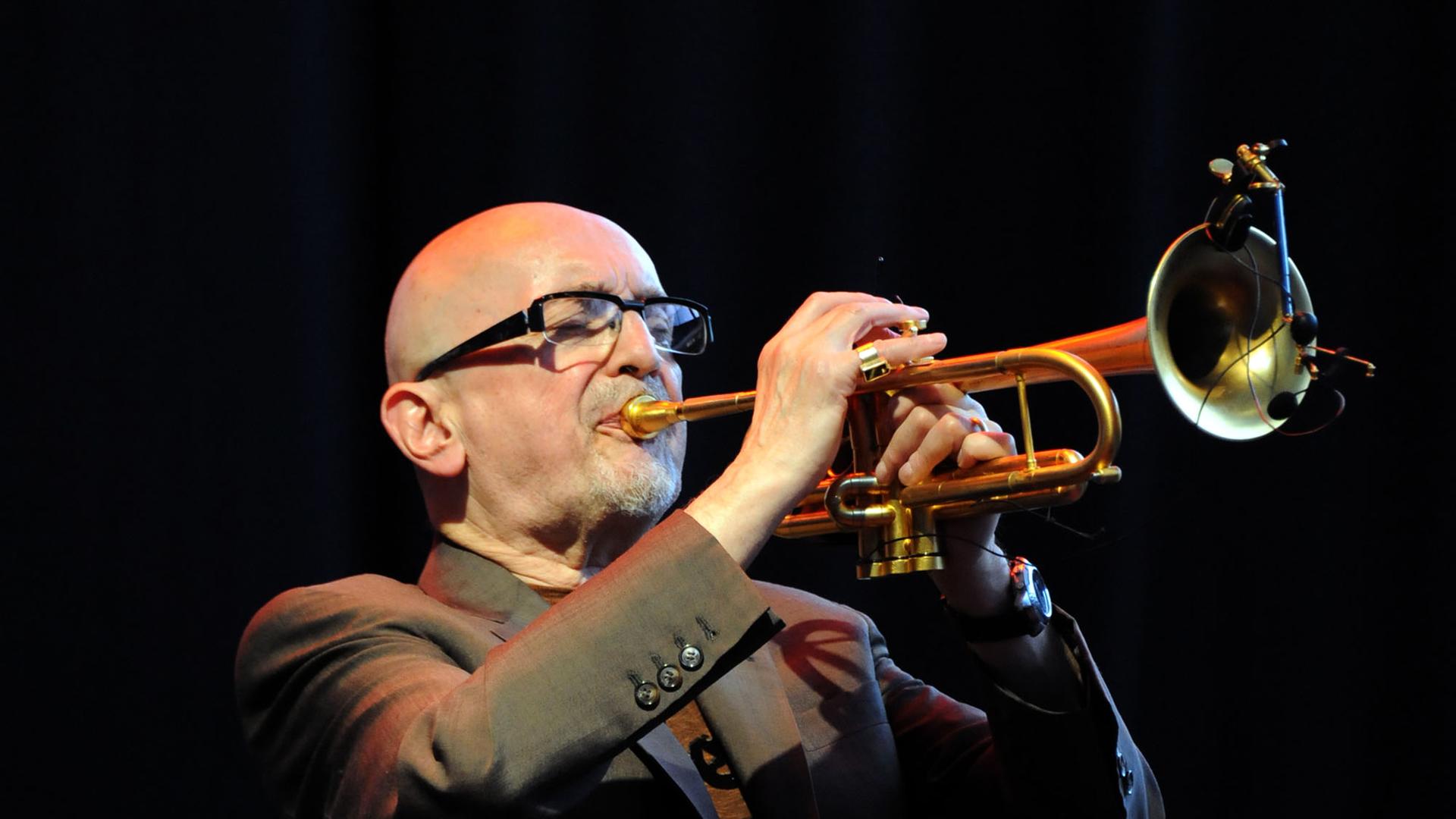 Tomasz Stanko spielt auf seiner Trompete am 01.07.2012 beim Jazz Baltica in Niendorf.