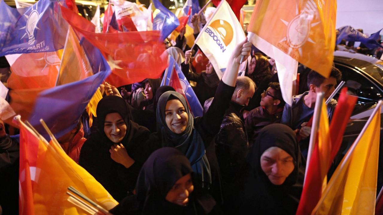 AKP-Anhänger am Sonntag in Istanbul.