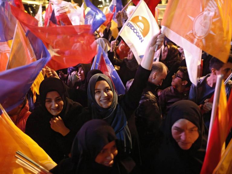 AKP-Anhänger am Sonntag in Istanbul.