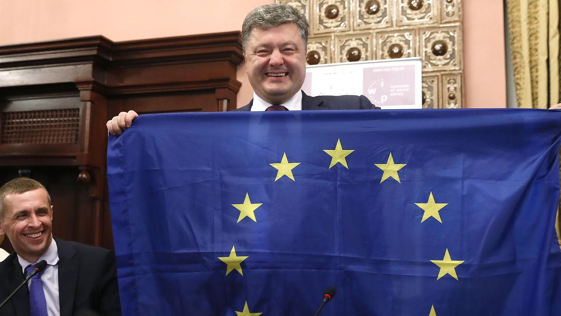 Der Politiker Petro Poroschenko wird neuer Präsident von dem Land Ukraine.