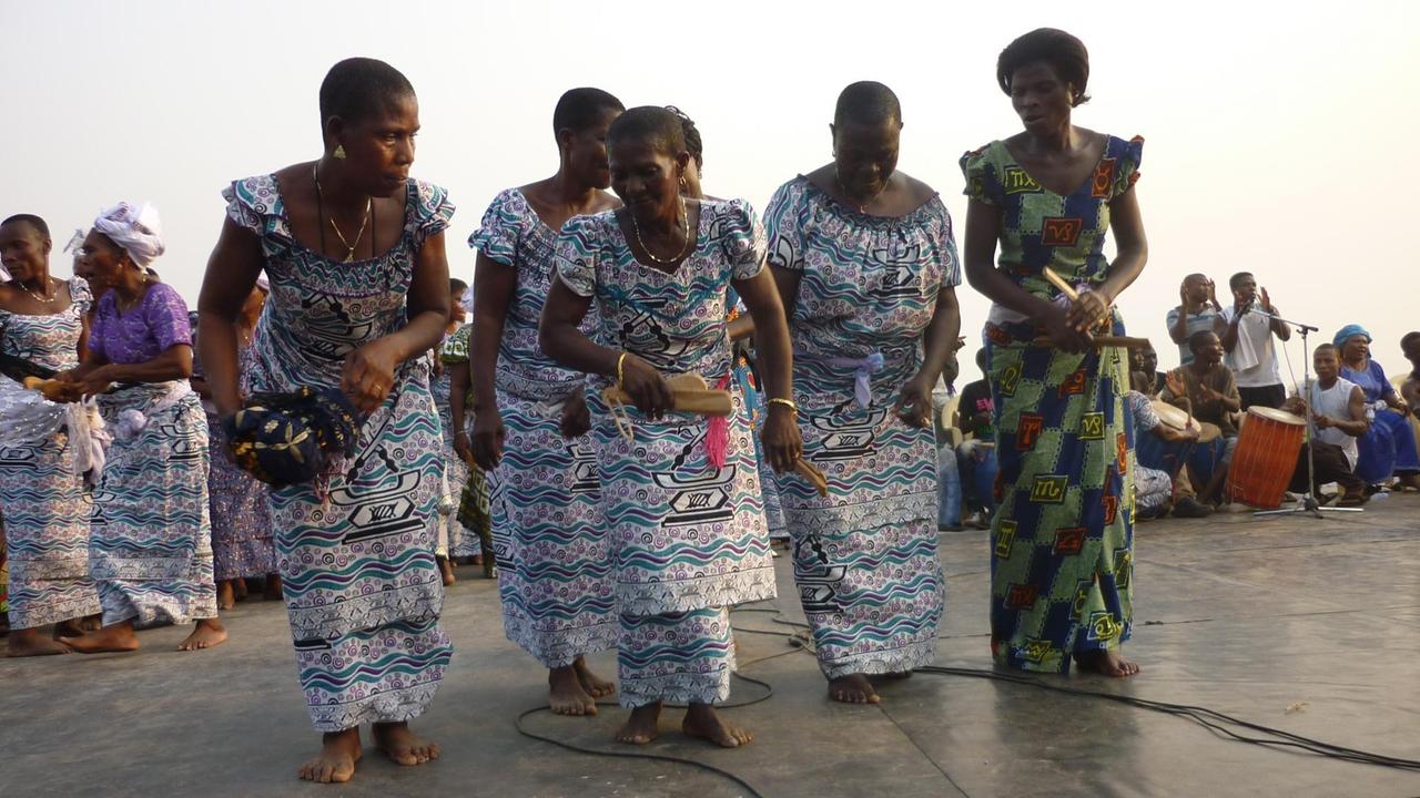 Tänzer und Musiker beim "Festival der schwarzen Gottheiten", das alljährlich am Strand von Aného (Togo) stattfindet. 