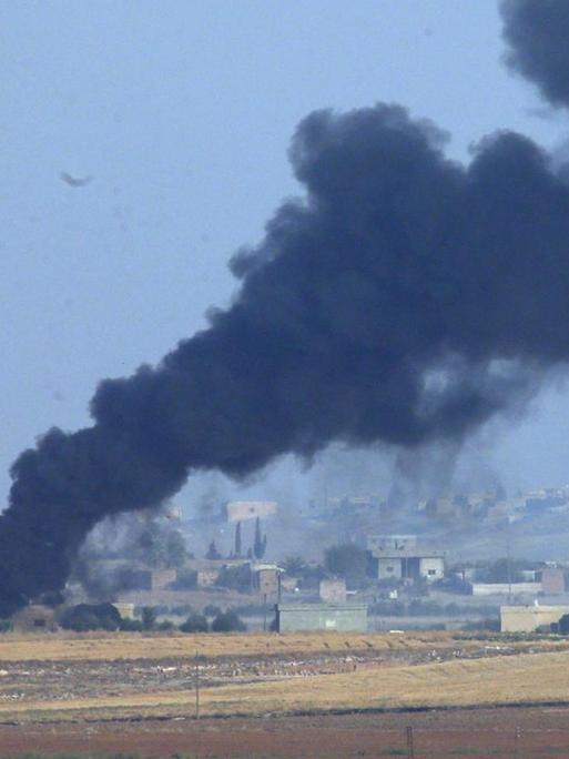 Rauch steigt nach einer türkischen Militäroffensive gegen kurdische Milizen in Nordsyrien auf.