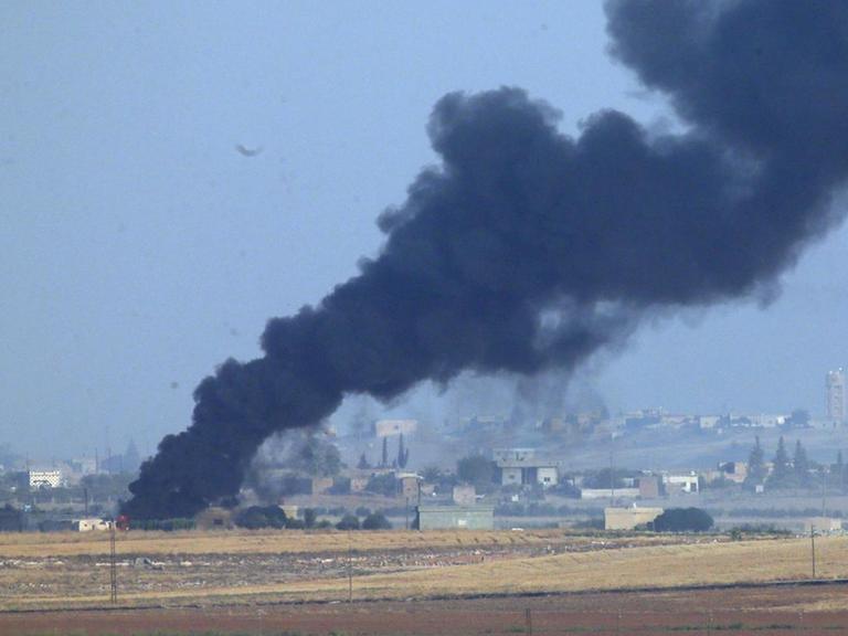 Rauch steigt nach einer türkischen Militäroffensive gegen kurdische Milizen in Nordsyrien auf.