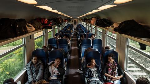 Zahlreiche Flüchtlinge fahren mit dem Regionalzug von Bozen (Italien) zum Bahnhof Brenner.