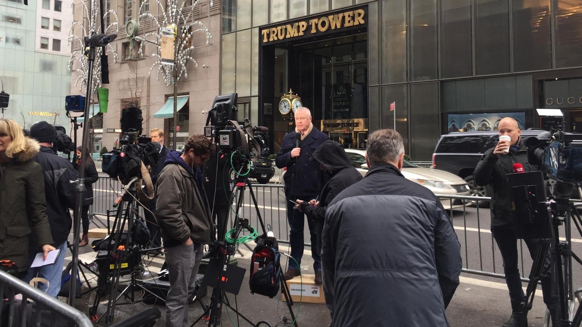 Journalisten berichten am 11.02.2017 vor dem New Yorker Trump Tower während der Pressekonferenz des künftigen US-Präsidenten Trump. Foto: Christina Horsten/dpa | Verwendung weltweit