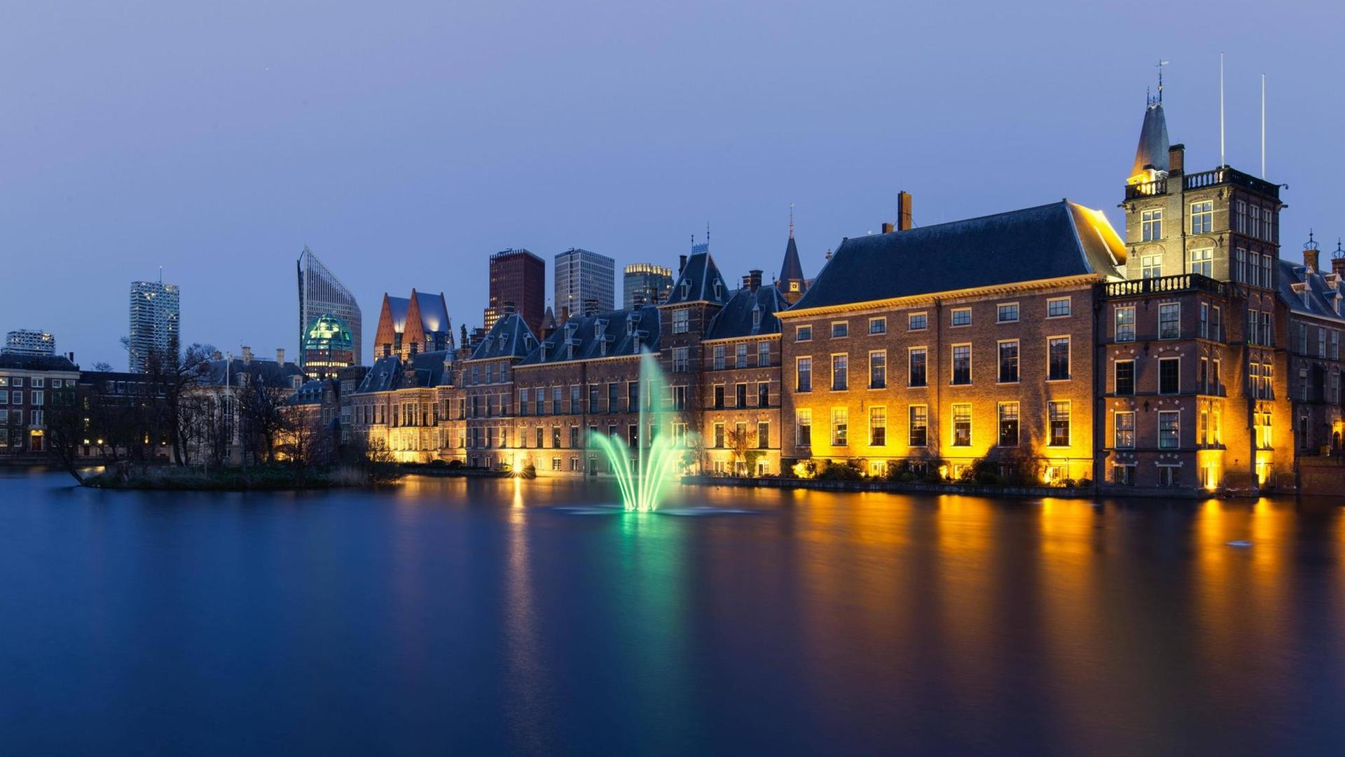 Der Sitz des niederländischen Parlaments in Den Haag in der Abenddämmerung