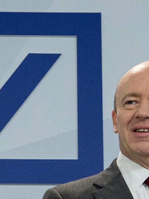 John Cryan, Co-Vorstandsvorsitzender der Deutschen Bank, steht während einer Pressekonferenz des Finanzinstituts in Frankfurt am Main auf dem Podium.