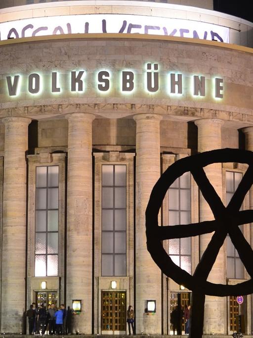 Von Scheinwerfern erleuchtet ist die Fassade des Theaters Die Volksbühne in Berlin