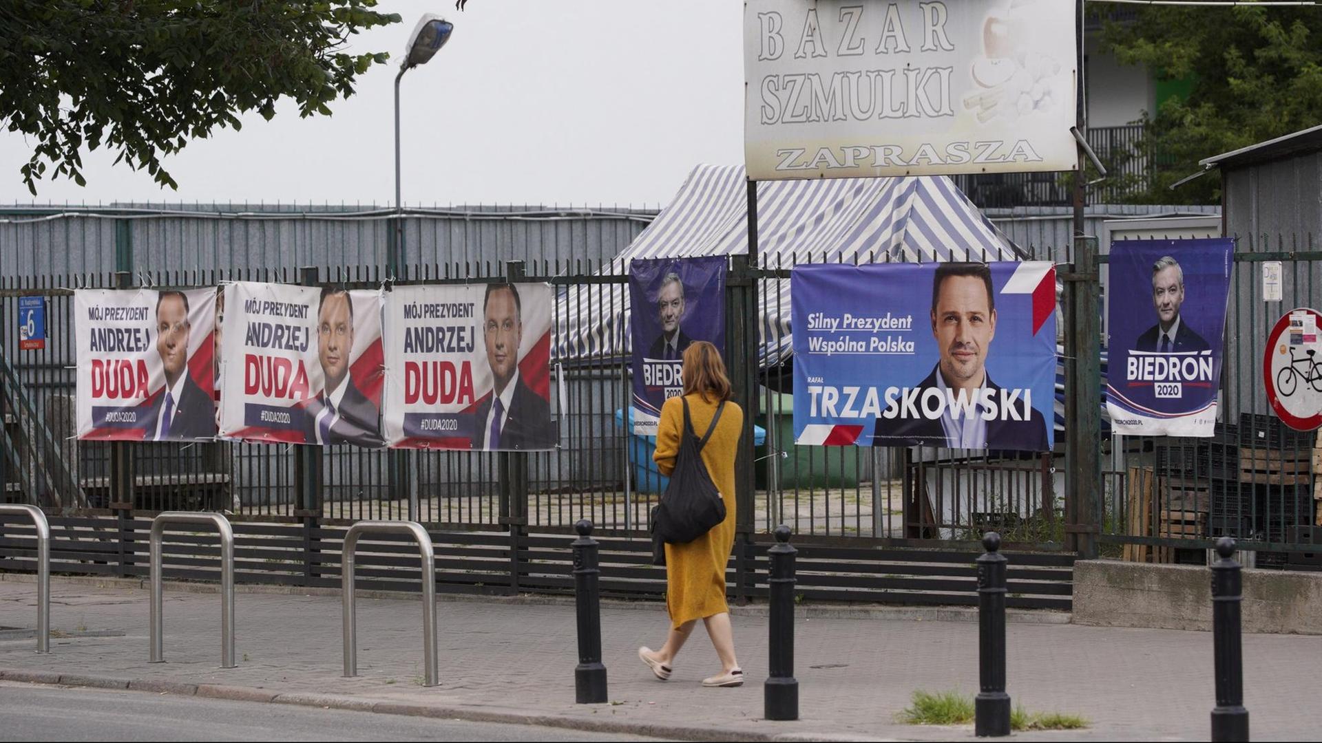 Wahlplakate bewerben die Kandidaten für die anstehende Präsidentschaftswahlen in Polen