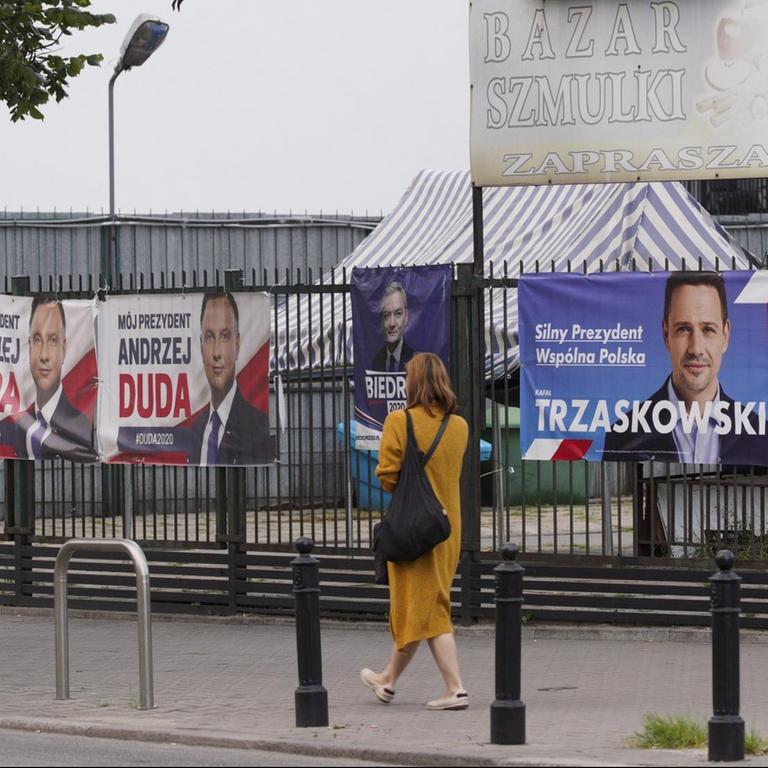 Wahlplakate bewerben die Kandidaten für die anstehende Präsidentschaftswahlen in Polen