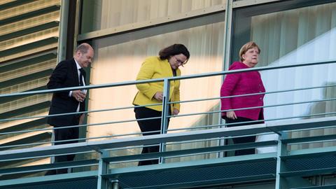 Olaf Scholz (SPD, l-r), Bundesfinanzminister, Andrea Nahles, Vorsitzende der Sozialdemokratischen Partei Deutschlands (SPD), und Bundeskanzlerin Angela Merkel (CDU) gehen vor dem Koalitionsausschuss auf einem Balkon vom Bundeskanzleramt.