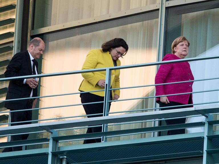 Olaf Scholz (SPD, l-r), Bundesfinanzminister, Andrea Nahles, Vorsitzende der Sozialdemokratischen Partei Deutschlands (SPD), und Bundeskanzlerin Angela Merkel (CDU) gehen vor dem Koalitionsausschuss auf einem Balkon vom Bundeskanzleramt.