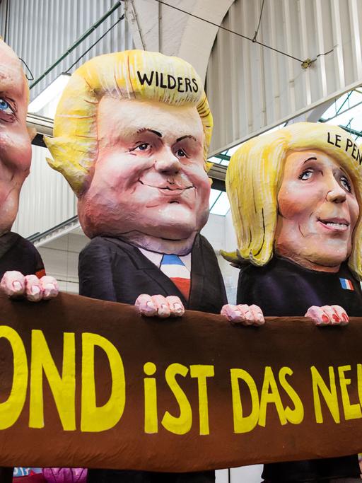 Ein Karnevalswagen zeigt am 27.02.2017 in Düsseldorf (Nordrhein-Westfalen) das Motiv "Blond ist das neue Braun". "Uns kritt nix klein - Narrenfreiheit, die muss sein" ist das Motto des Rosenmontagsumzugs im Jahr 2017.