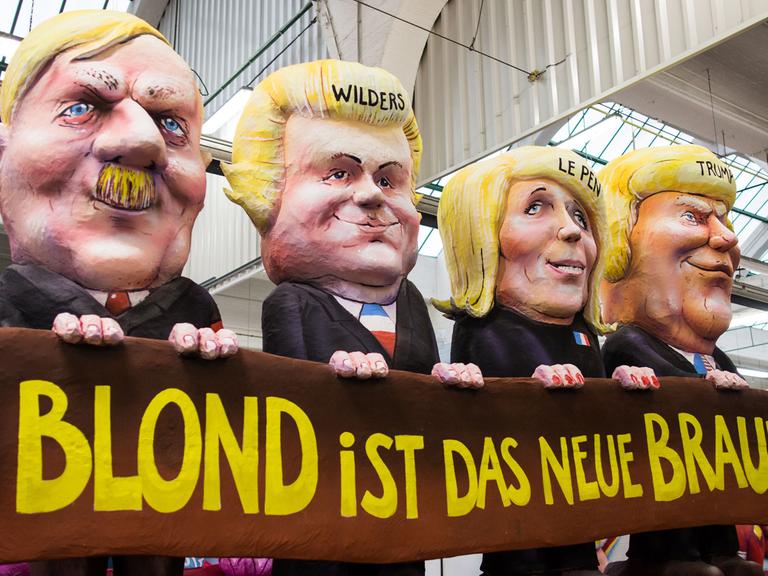Ein Karnevalswagen zeigt am 27.02.2017 in Düsseldorf (Nordrhein-Westfalen) das Motiv "Blond ist das neue Braun". "Uns kritt nix klein - Narrenfreiheit, die muss sein" ist das Motto des Rosenmontagsumzugs im Jahr 2017.
