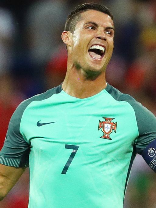 Cristiano Ronaldo jubelt nach dem Sieg von Portugal im EM-Halbfinale gegen Wales.