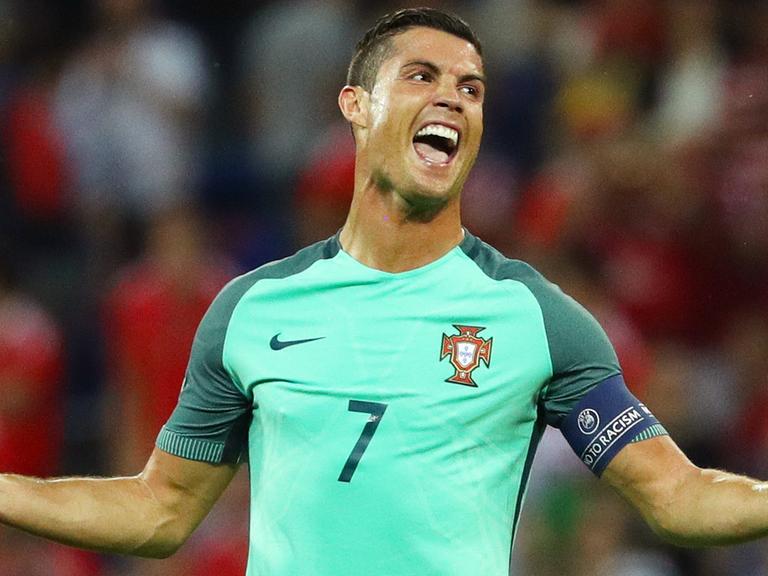 Cristiano Ronaldo jubelt nach dem Sieg von Portugal im EM-Halbfinale gegen Wales.