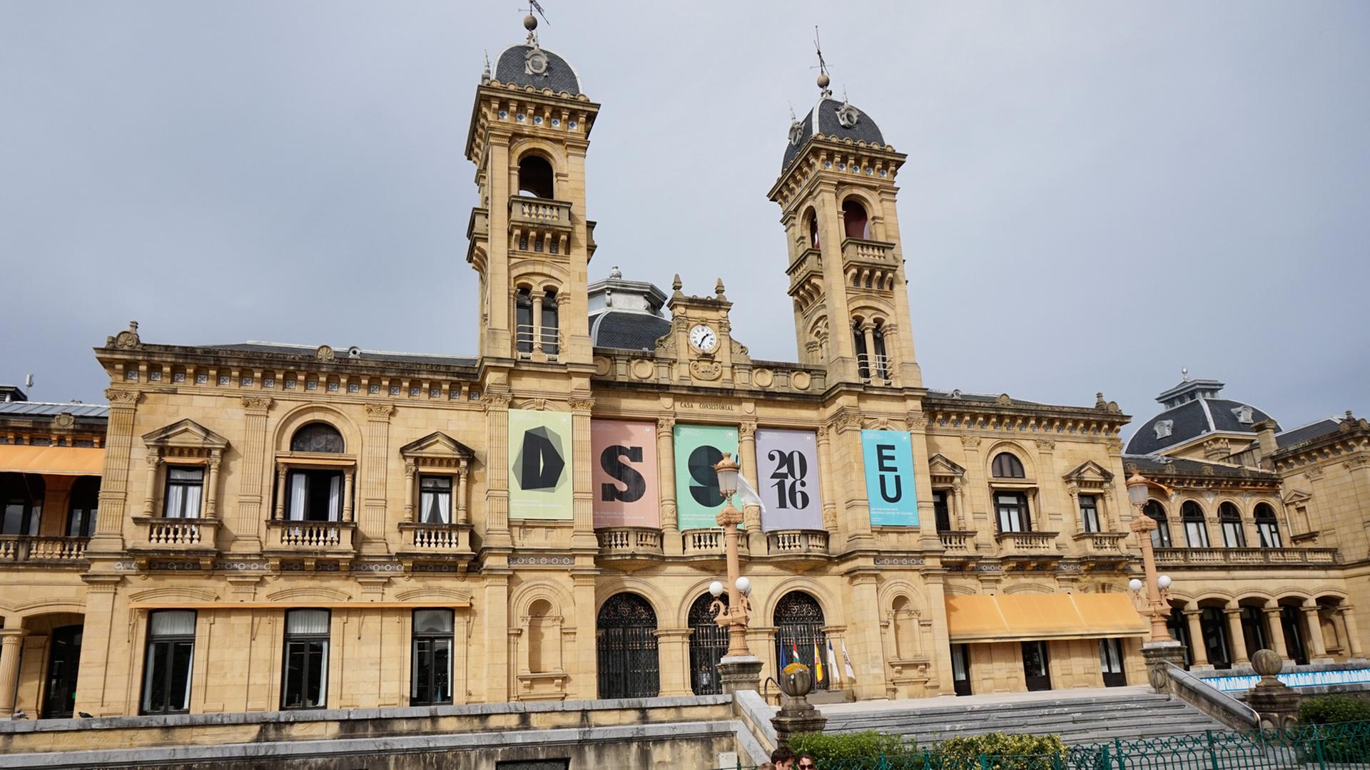 Am Rathaus von San Sebastian sind Plakate befestigt, die auf die Auszeichnung als Europäische Kulturhauptstadt 2016 hinweisen.