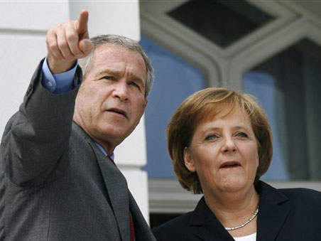 US-Präsident George W. Bush und Bundeskanzlerin Angela Merkel vor Beginn des G8-Gipfels in Heiligendamm.