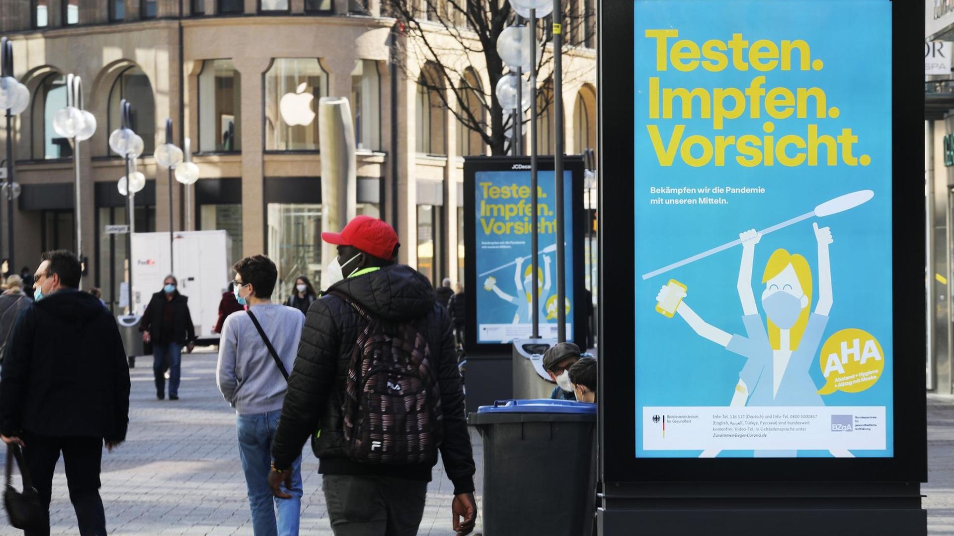 Anzeigetafeln des Bundesministeriums für Gesundheit mit dem Aufdruck "Testen. Impfen. Vorsicht - Bekämpfen wir die Pandemie mit unseren Mitteln" stehen in der Kölner Fußgängerzone. Anzeigetafeln des Bundesministeriums für Gesundheit mit dem Aufdruck "Testen. Impfen. Vorsicht - Bekämpfen wir die Pandemie mit unseren Mitteln" stehen in der Kölner Fußgängerzone.